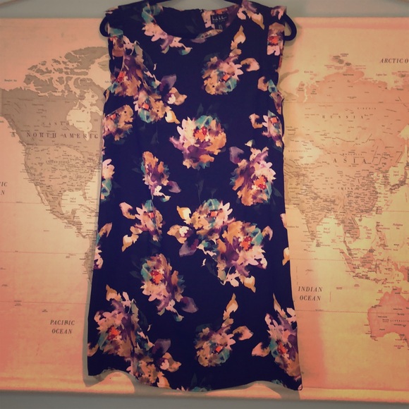 Shift dress with ruffle shoulder - Picture 1 of 5